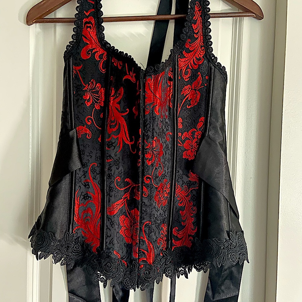 ✨Stunning vintage corset top!🌹
